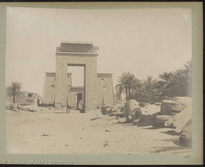 Karnak Avenue de Béliers et propylone de Ptolémée Evergete