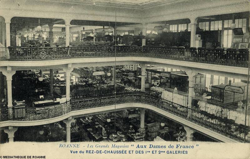 Roanne - les grands magasins "Aux Dames de France" - Vue du rez-de-chaussée et des 1re et 2me galeries