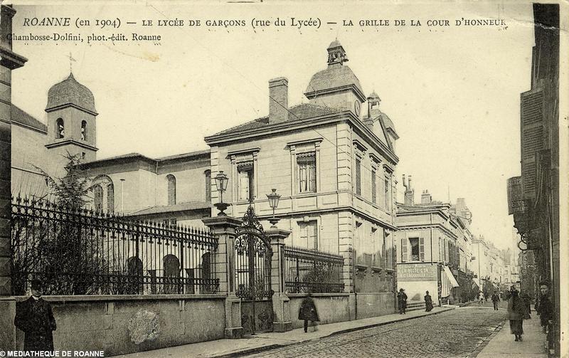 ROANNE (en 1904) - Le Lycée de garçons (rue du Lycée) - La grille de la Cour d'Honneur