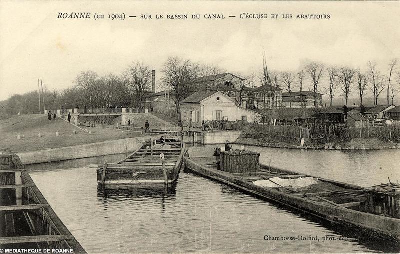 ROANNE (en 1904) - Sur le bassin du canal - L'écluse et les abattoirs