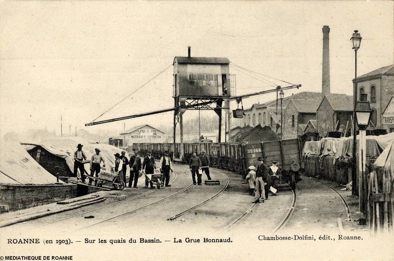 ROANNE (en 1903) - Sur les quais du Bassin - La grue Bonnaud 