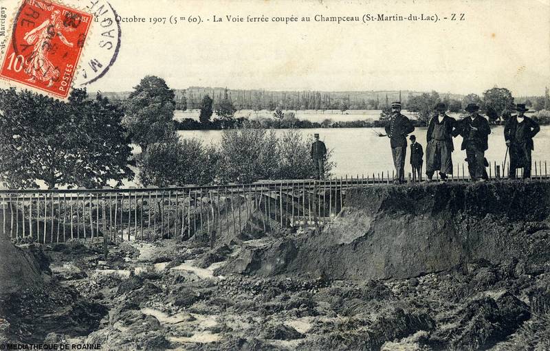 Crue du 17 octobre 1907 (4 m 60) - La voie ferrée coupée au Champceau (St-Martin-duLac)