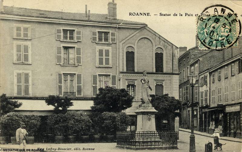 ROANNE - Statue de la Paix et Place d'Armes