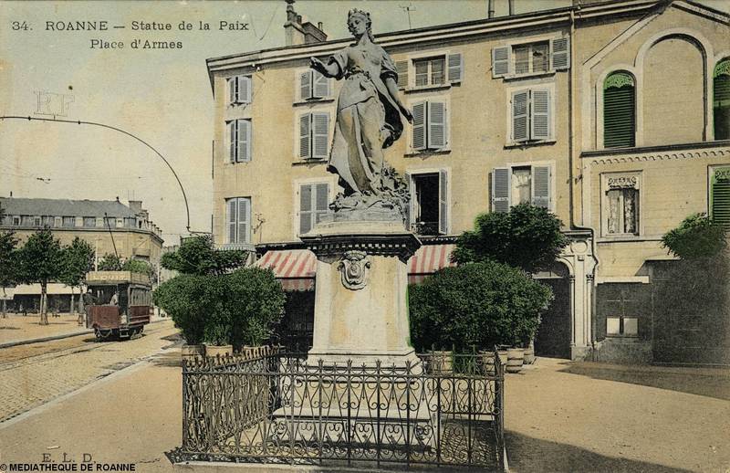 ROANNE - Statue de la Paix - Place d'Armes
