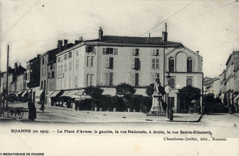 ROANNE (en 1903) - La Place d'Armes (à gauche, la rue Nationale, à droite, la rue Sainte-Elisabeth)