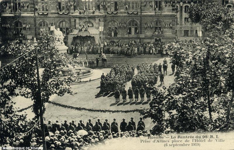 Roanne - La rentrée du 98e R. I. - Prise d'armes place de l'Hôtel de ville (6 septembre 1919)