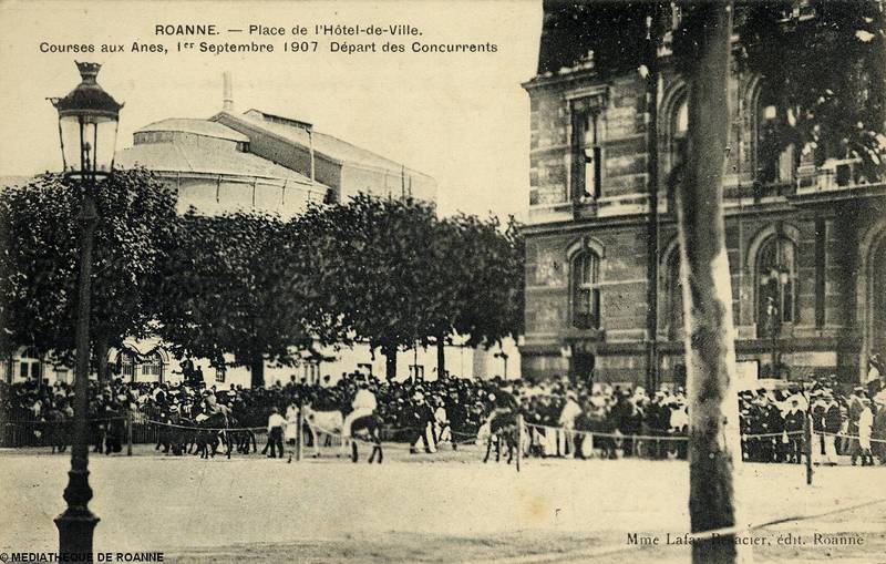 Roanne - Place de l' Hôtel-de-Ville - Courses aux ânes, 1er septembre 1907 - Départ des concurrents