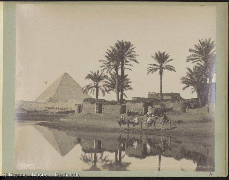 Village arabe et Pyramide