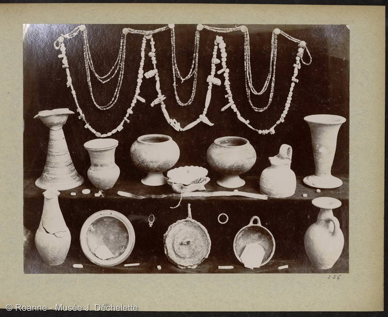 Sans titre (Colliers et céramiques - Musée de Carthage Tunisie)