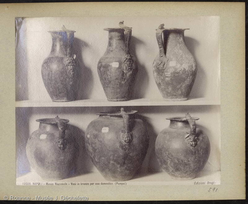 NAPOLI - Museo Nazionale - Vasi in bronzo per uso domestico. (Pompei) (Vases en bronze pour usage domestique)