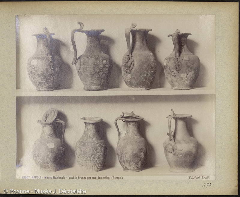 NAPOLI - Museo Nazionale - Vasi in bronzo per uso domestico. (Pompei) (Vases en bronze pour usage domestique)