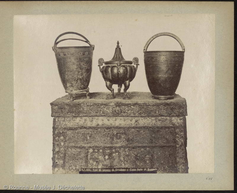 Vasi di bronzo di Ercolano e Cassa forte di Pompei. (Vases de bronze d'Herculanum et Coffre fort de Pompei)