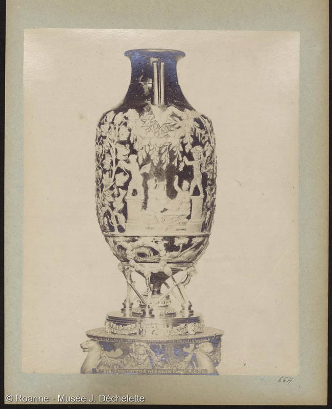 Urna ceneraria di vetro azzurro. Pompei. M. di Nap. (Urne cinéraire de verre bleu. Pompei. Musée de Naples)