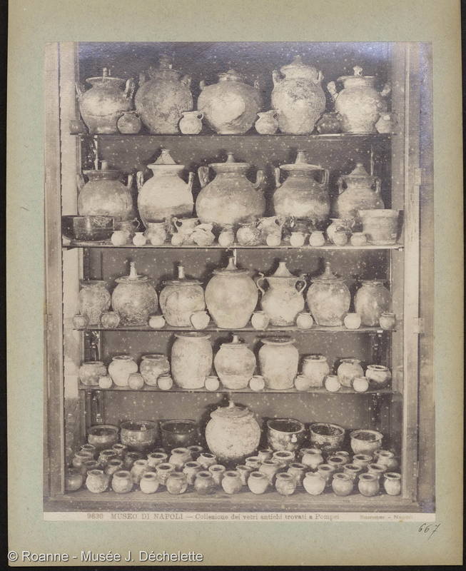 MUSEO DI NAPOLI - Collezione dei vetri trovati a Pompei. (Collection de verres trouvés à Pompei)