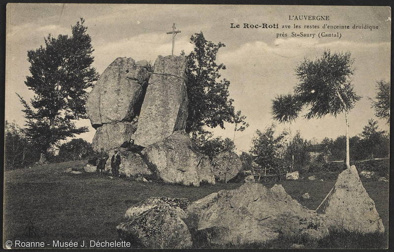 L'Auvergne Le Roc-Roti avec les restes d'enceinte druidique près St-Saury (Cantal)