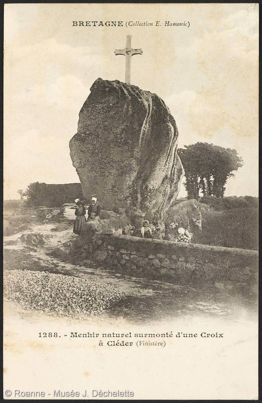 Menhir naturel surmonté d'une Croix à Cléder