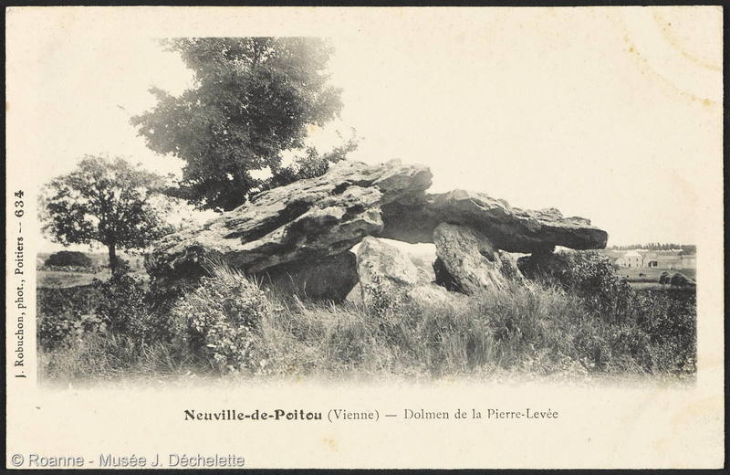 Neuville-de-Poitou (Vienne) - Dolmen de la Pierre-Levée