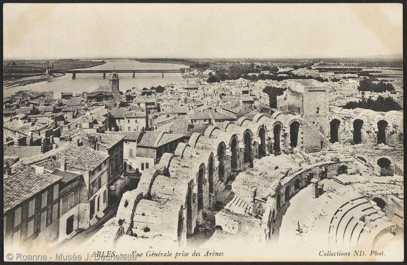 Arles - Vue générale prise des Arènes