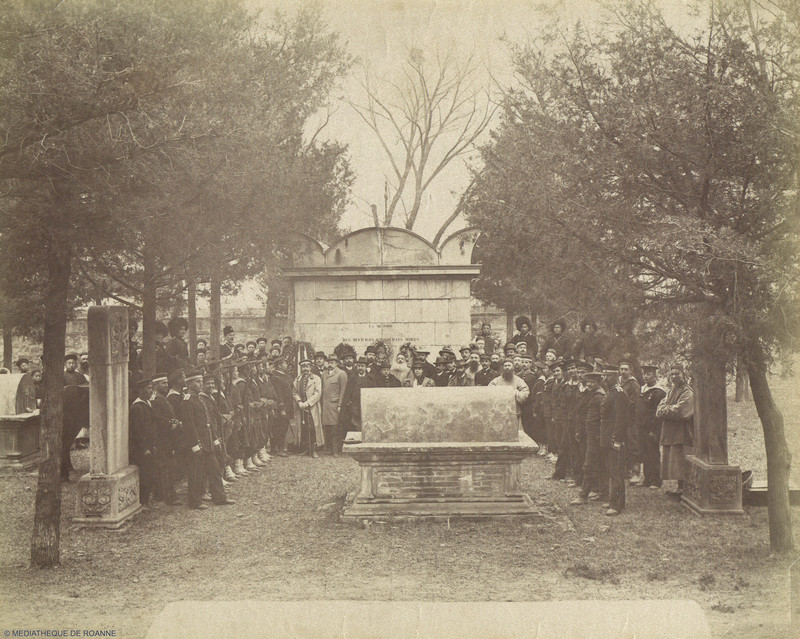 Pékin : manifestation internationale au cimetière français  de Loung fou Seu (1898)