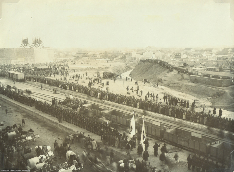 Rentrée de la Cour à Pékin (1902)                                      sur un quai de gare