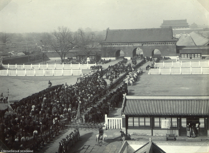 Rentrée de la Cour dans Pékin (1902)  avec cavalier au 1er plan