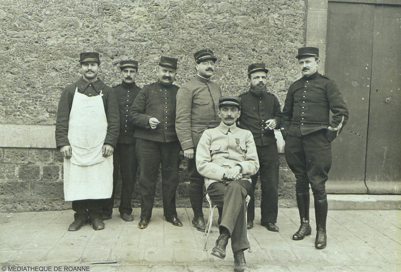 Groupe de sept hommes occidentaux en uniforme