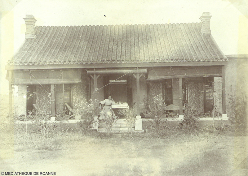 Mme Dethève assise (?) devant sa maison