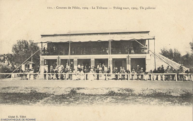 Courses de Pékin, 1904. La Tribune. Peking races, 1904, The galleries.