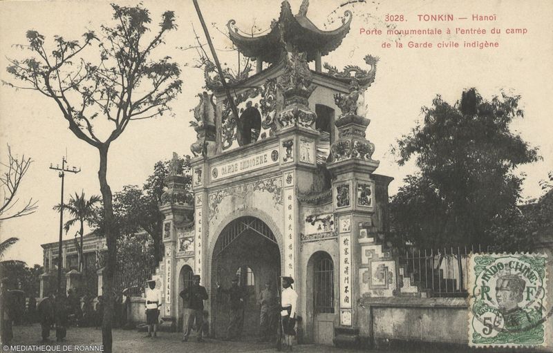 TONKIN - Hanoï - Porte monumentale à l'entrée du camp de la Garde civile indigene.