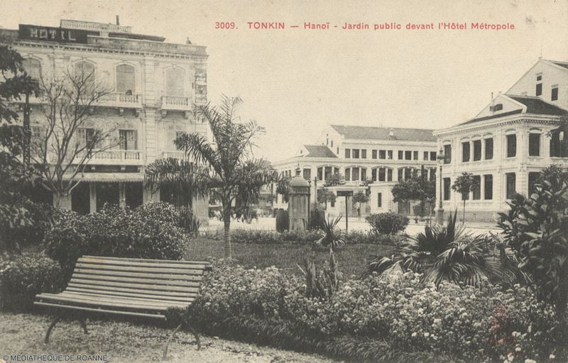 TONKIN - Hanoï - Jardin public devant l'Hôtel Métropole.