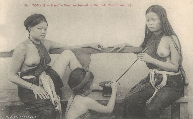 TONKIN - Hanoï - Femmes fumant le Kédillot (Pipe commune).