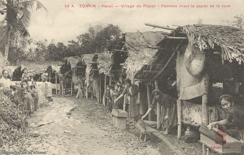 TONKIN - Hanoï - Village du Papier - Femmes tirant  le papier de la cuve.