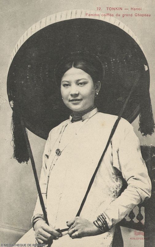 TONKIN - Hanoï - Femme coiffée du grand Chapeau.