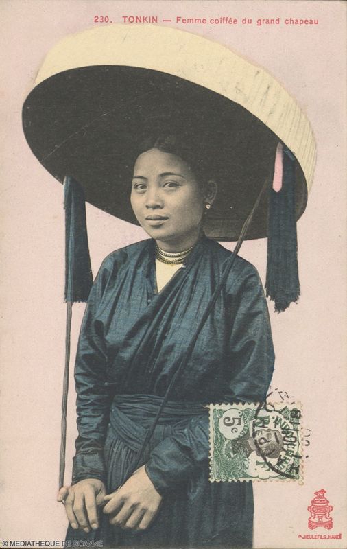 TONKIN - Hanoï - Femme coiffée du grand Chapeau.