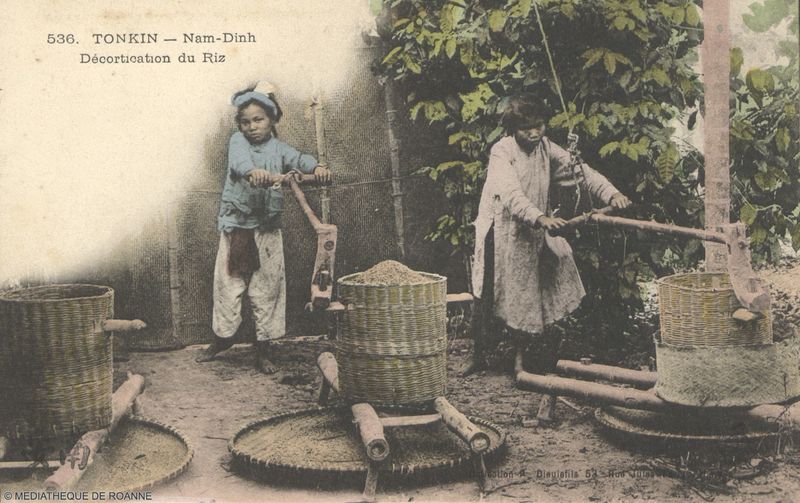 TONKIN - Nam-Dinh  Décortication du riz.