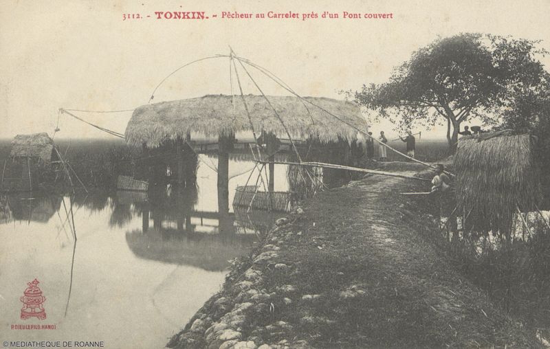 TONKIN - Pêcheur au Carrelet près d'un Pont couvert.