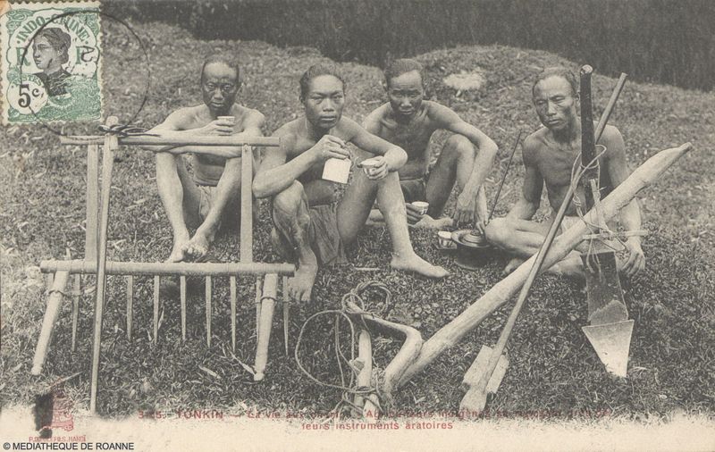 TONKIN - La vie aux champs -  Agriculteurs indigènes se reposant près de leurs instruments aratoires.