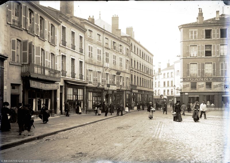 Roanne - Place St-Etienne, début de la rue Charles de Gaulle