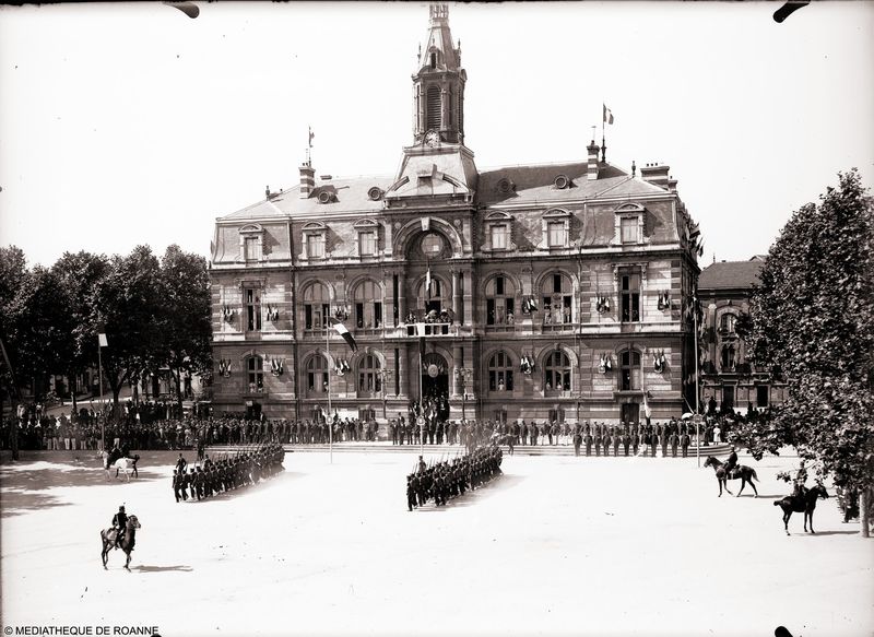 Roanne - Hôtel de ville, revue du 14 juillet avant 1915
