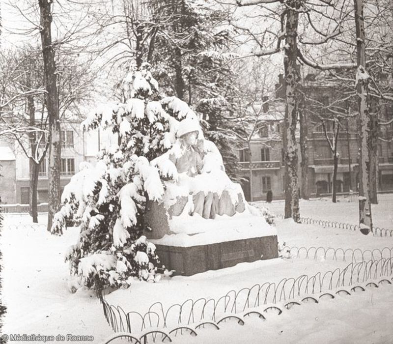 Roanne - Statue sous la neige.