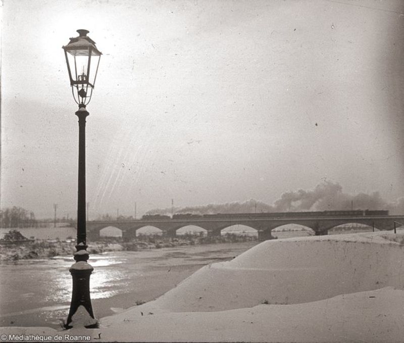 Roanne - Pont sur la Loire enneigée, avec un train le traversant