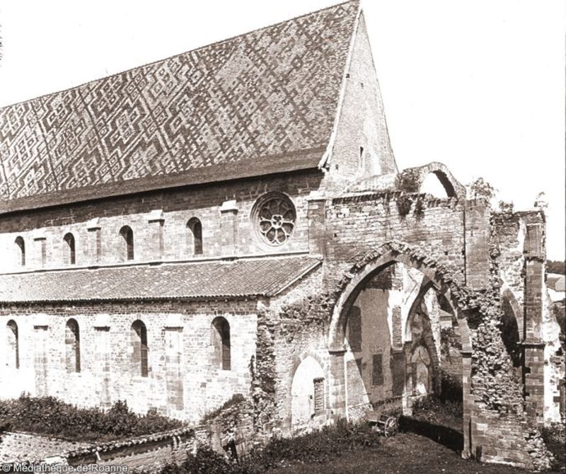 La Bénisson-Dieu - Ruines accolées à l'église