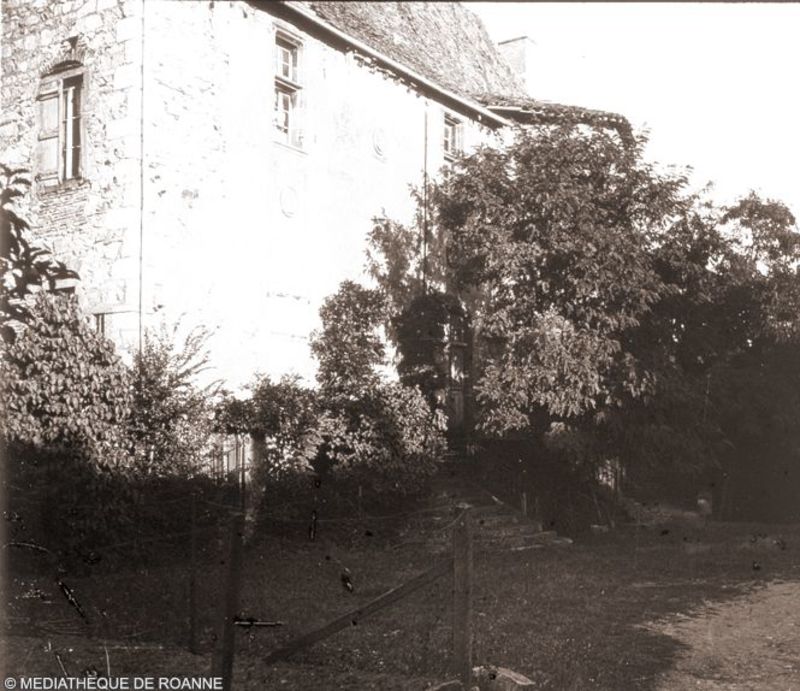 Saint André d'Apchon - Façade d'une maison ancienne