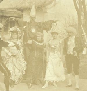 Un bal masqué à Pékin en 1899