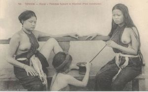 Femmes fumant le Kédillot à Hanoï