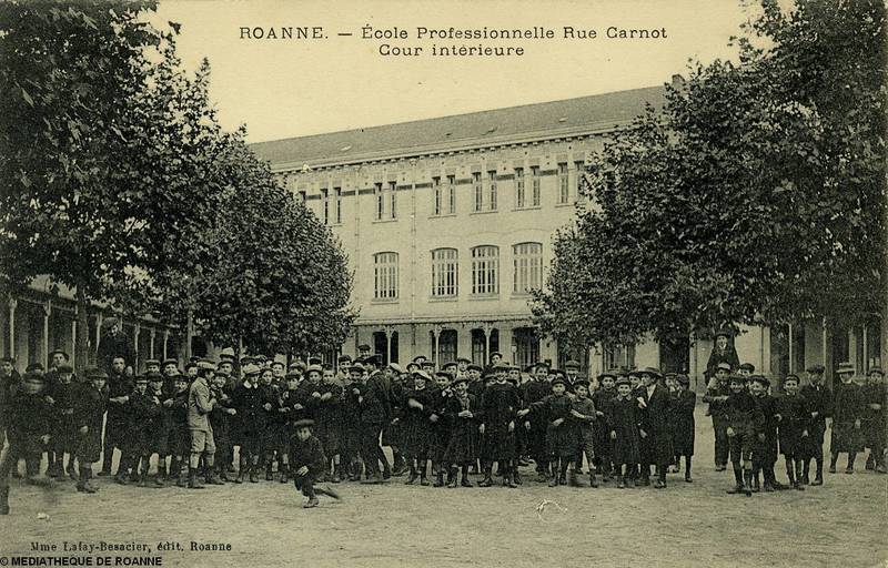 ROANNE - Ecole professionnelle - rue Carnot - Cour intérieure