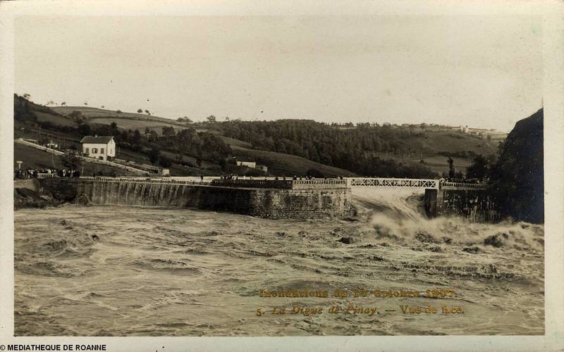 Inondations du 17 octobre 1907 - La digue de Pinay - Vue de face