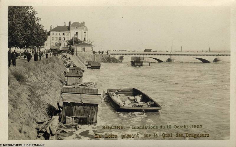 ROANNE - Inondations du 10 octobre 1907 - La Loire passant sur les Quai des Dragueurs