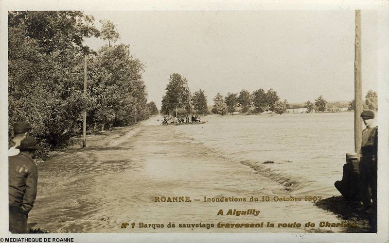 ROANNE - Inondations du 10 octobre 1907 - A Aiguilly - Barque de sauvetage traversant la route de Charlieu