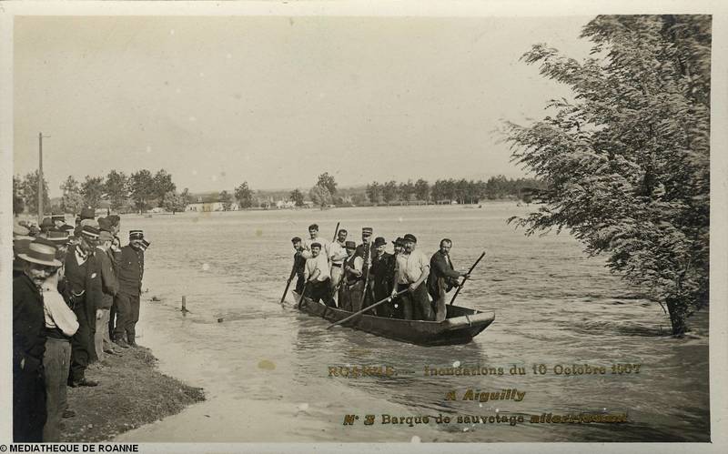 ROANNE - Inondations du 10 octobre 1907 - A Aiguilly - Barque de sauvetage atterrissant